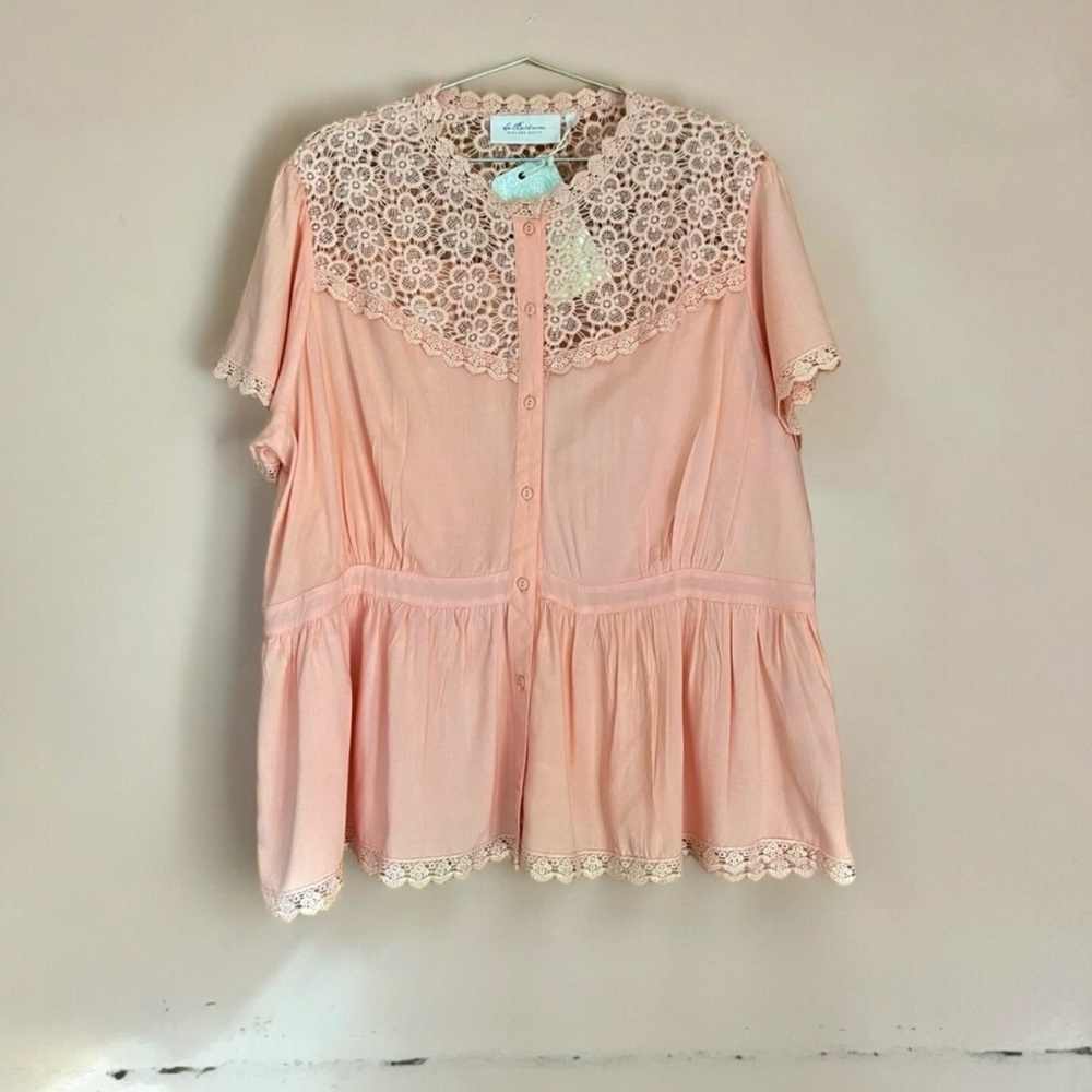 NWT La Bellum Bright Peach Button Up Crew Neck Blouse Lace Trim & Gathered Waist